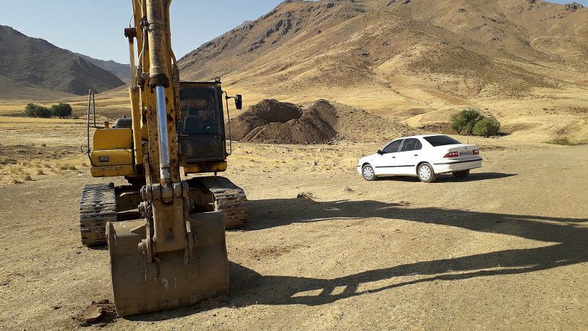ضبط بیل مکانیکی از حفاران غیرمجاز در سنقر