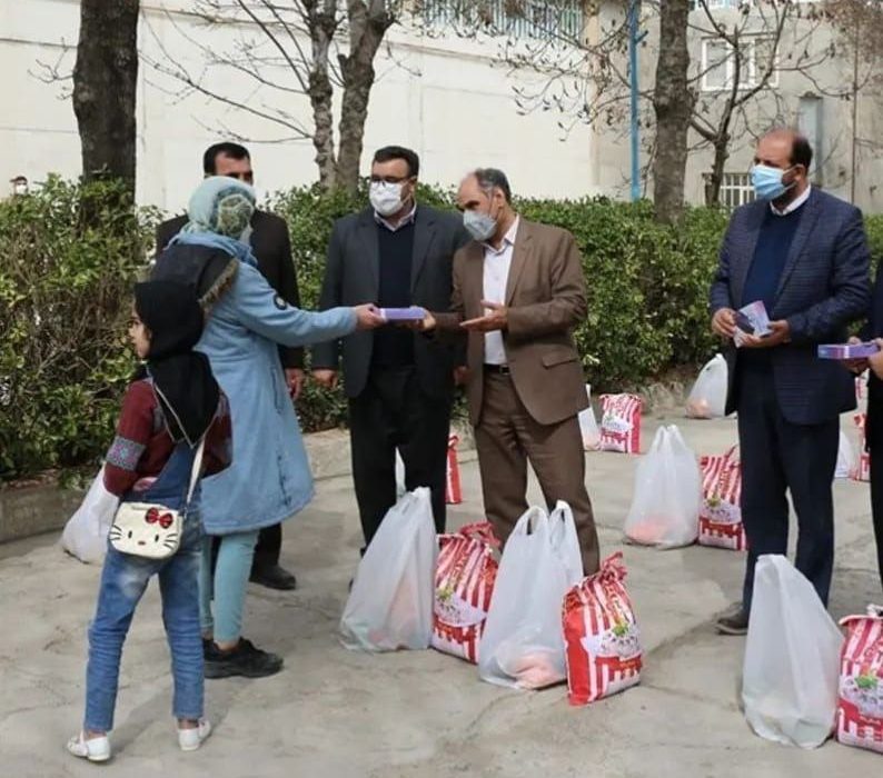 در آیین گلریزان زندان کرمانشاه و با حضور رئیس کل دادگستری استان انجام شد: توزیع ۱۲۰۰ بسته معیشتی / اهدا ۳۰۰ کارت هدیه ۳ میلیون ریالی و ۱۰ دستگاه تبلت به خانواده و فرزندان زندانیان