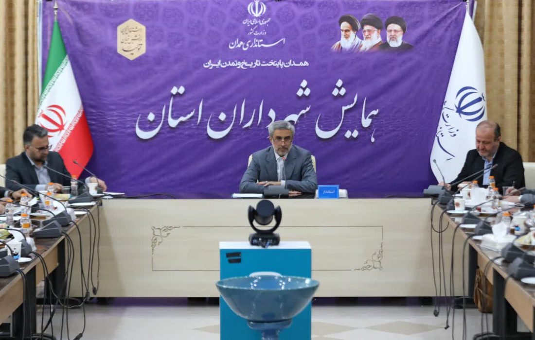 یکی از مطالبات مردمی از شهرداران ، تسهیل و تسریع در صدور پروانه است/شهرداران از پرداختن به برنامه های انتخاباتی و سیاسی پرهیز کنند